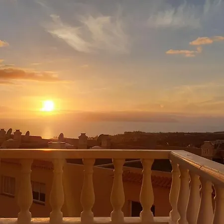 Rockin' View - 2 Bedroom Great Terrace, Parking, Pool Daire