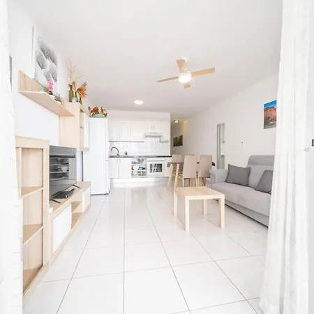Rockin' View - 2 Bedroom Great Terrace, Parking, Pool Apartment *