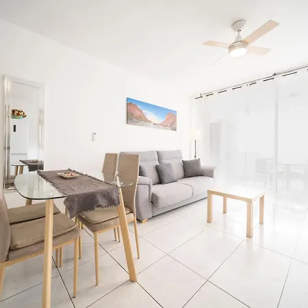 Rockin' View - 2 Bedroom Great Terrace, Parking, Pool Apartment *