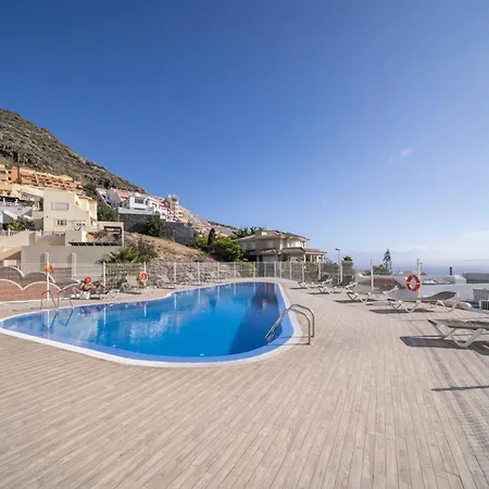 Rockin' View - 2 Bedroom Great Terrace, Parking, Pool Apartment *